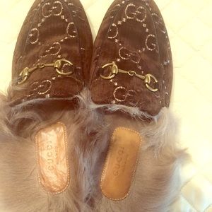 Gucci slide in brown velvet